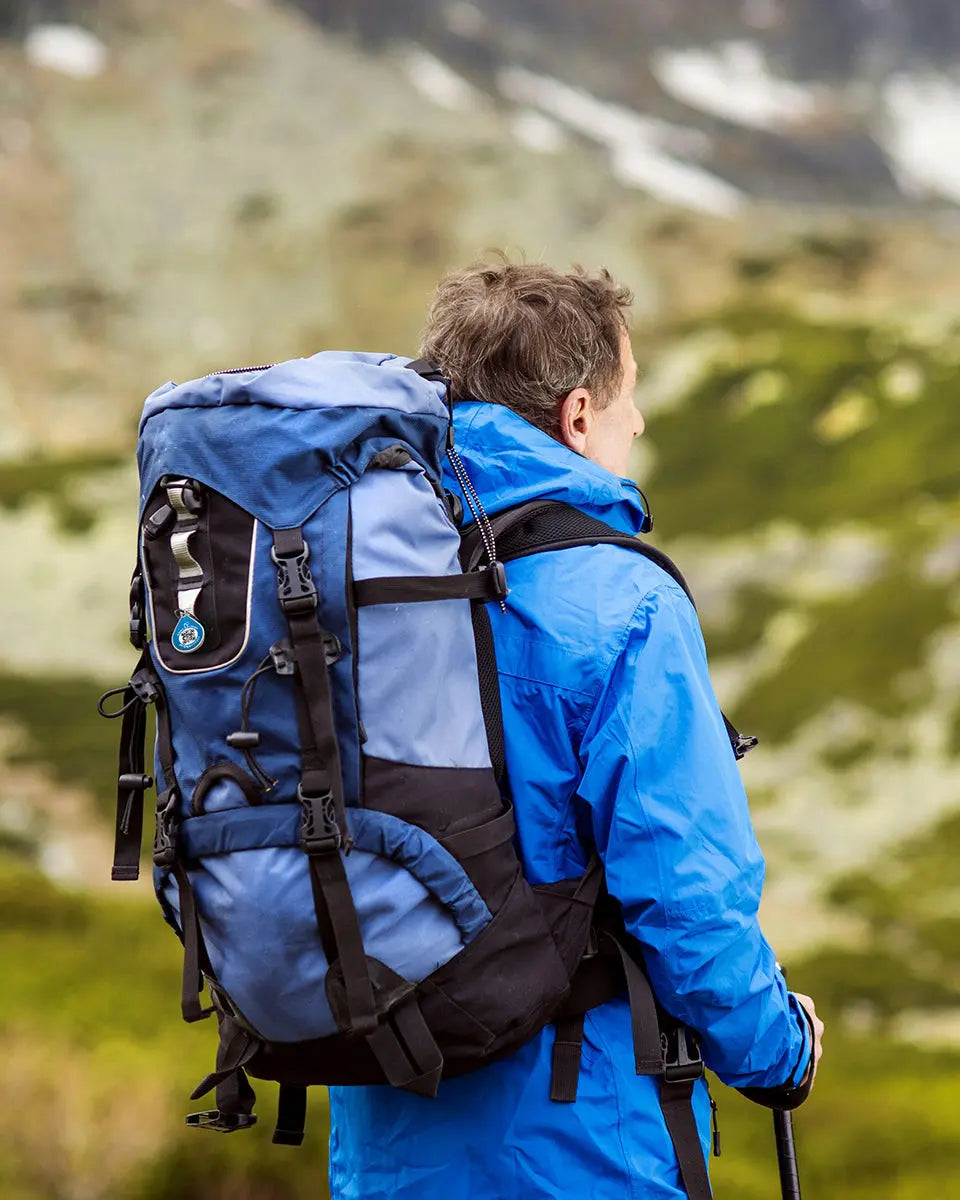 Blauer returnthis QR-Code-Anhänger an einem Rucksack